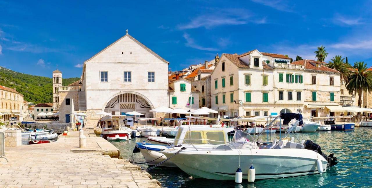 Apartment Plaza Hvar Town Bagian luar foto